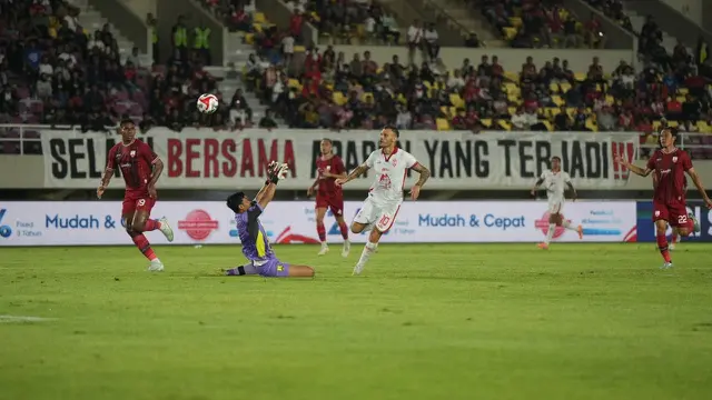 Malut United meraih kemenangan 3-1 atas Persis Solo pada laga pekan ke-9 BRI Super League di Stadion Manahan, Solo, Senin (20/10/2025) malam WIB. Dua dari tiga gol Malut dicetak Tyronne del Pino. (dok. Malut United)