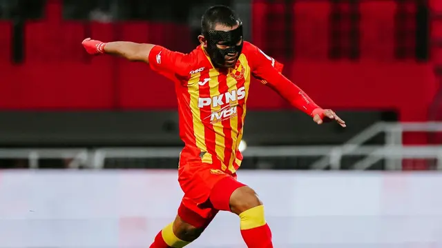 Faisal Halim kembali merumput untuk Selangor FC saat menghadapi Kelantan United dalam laga Malaysia Super League 2024, Sabtu (10/8/2024). Faisal kembali setelah 97 hari lalu mendapatkan serangan air keras. (Dok. Selangor FC)