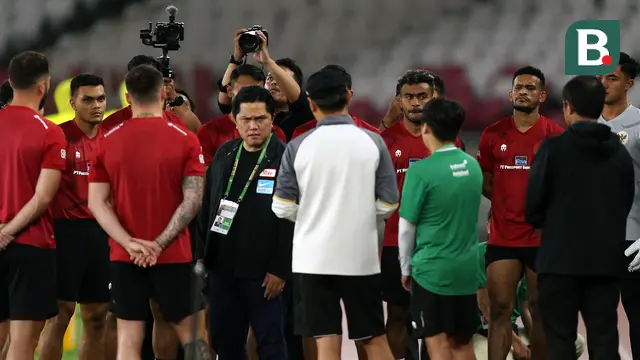 Ketua Umum PSSI Erick Thohir memberikan wejangan kepada pemain Timnas Indonesia pada sesi official training di SUGBK, Senayan hari Minggu malam WIB. (Bagaskara Lazuardi/Bola.com)