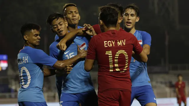 Gelandang Timnas Indonesia U-22, Egy Maulana, bersitegang dengan pemain Singapura U-22 pada laga SEA Games 2019 di Stadion Rizal Memorial, Manila, Kamis (28/11). Indonesia menang 2-0 atas Singapura. (Bola.com/M Iqbal Ichsan)