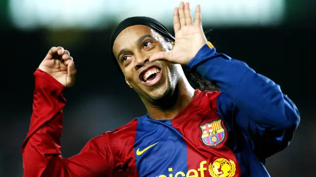 4. Ronaldinho (Barcelona) - Tim asuhan Sir Alex Ferguson sangat santer dikaitkan dengan kepindahan bintang PSG ini ke Old Trafford. Namun di menit-menit akhir, Barcelona berhasil menggoda sang pemain untuk mendarat ke Spanyol. (AFP/Lluis Gene)