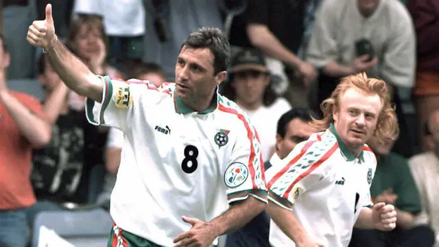 Hristo Stoichkov merupakan legenda Timnas Bulgaria. Pada Piala Dunia 1994, ia membawa negaranya ke semifinal dan memenangkan Sepatu Emas setelah mencetak 6 gol di turnamen tersebut. Stoichkov juga merupakan bagian dari tim impian Johan Cruyff yang memenangkan 4 gelar La Liga berturut-turut dan 1 Liga Champions. Pemain berjuluk El Pistolero itu juga berhasil menyabet gelar Ballon d'Or 1994 berkat kemampuannya untuk klub dan negaranya. (AFP/Vincent Amalvy)