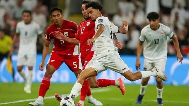 Gelandang Irak, Zidane Iqbal lepas dari kawalan bek Timnas Indonesia, Calvin Verdonk dalam laga kedua Grup B putaran keempat Kualifikasi Piala Dunia 2026 zona Asia, Minggu (12/10/2025). (Dok. Timnas Irak).
