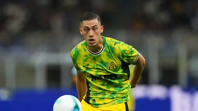 Jay Idzes dari Sassuolo berlari selama pertandingan Serie A antara Inter Milan dan Sassuolo di Stadion San Siro, Milan, Italia, Minggu, 21 September 2025. (Foto AP/Antonio Calanni)