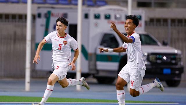 Bek Timnas Indonesia U-17, Mathew Baker merayakan gol yang ia cetak ke gawang Kuwait dalam laga Kualifikasi Piala Asia U-17 2025, Rabu (23/10/2024). (Dok. AFC)