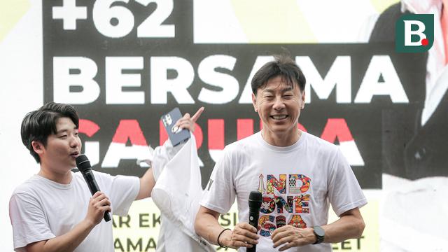 Mantan pelatih Timnas Indonesia, Shin Tae-yong menghadiri acara nonton bareng laga lanjutan Putaran Ketiga Kualifikasi Piala Dunia 2026 melawan Australia di daerah sekitar Setiabudi, Jakarta Pusat, Kamis (20/03/2025) sore WIB. (Bola.com/Bagaskara Lazuardi)