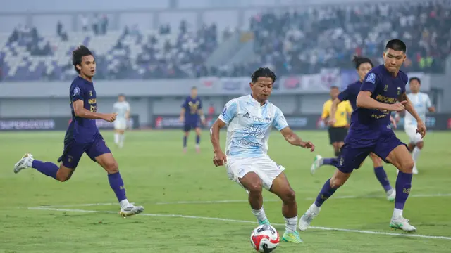 Sementara, PSIM berupaya keras mengimbangi permainan Persita sambil mencari peluang untuk melakukan serangan. (Bola.com/M Iqbal Ichsan)