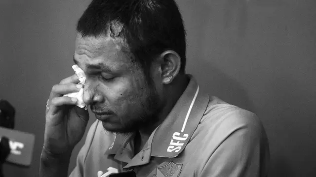 Pemain Malaysia, Faisal Halim menyeka matanya saat jumpa pers pemusatan latihan Selangor FC di Padang SUK Shah Alam, Kamis (13/6/2024). Terlihat luka bakar di sejumlah bagian tubuhnya akibat insiden penyiraman air keras oleh orang yang tak dikenal pada 5 Mei 2024. (AFP/Arif Kartono)