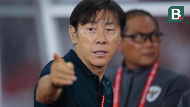 Pelatih Timnas Indonesia, Shin Tae-yong, saat memimpin pasukannya membungkam Arab Saudi dengan skor 2-0 pada laga keenam Grup C putaran keenam kualifikasi Piala Dunia 2026 di Stadion Utama Gelora Bung Karno, Jakarta, Selasa (19/11/2024) malam WIB. (Bola.com/Muhammad Iqbal Ichsan)