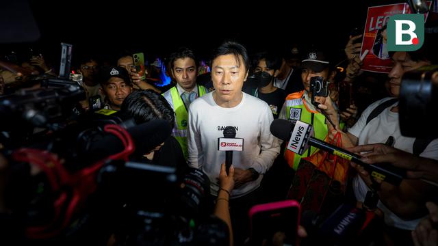 Mantan pelatih Timnas Indonesia, Shin Tae-yong memberikan keterangan di depan media saat kembali ke negaranya melalui terminal 3 Bandara Soekarno-Hatta, Tangerang, Banten, Minggu (26/01/2025). (Bola.com/Bagaskara Lazuardi)