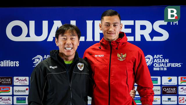 Pelatih Timnas Indonesia Shin Tae-yong dan sang bek andalan Jay Idzes saat mengikuti sesi konferensi pers di Stadion Utama Gelora Bung Karno, Jakarta, Kamis (14/11/2024). (Bola.com/Bagaskara Lazuardi).