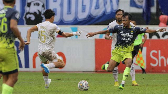 Pemain Persib Bandung, Robi Darwis (kanan), berebut bola dengan pemain Dewa United, Rangga Muslim Perkasa, dalam pertandingan pekan ke-31 BRI Liga 1 2022/2023 melawan Dewa United yang berlangsung di stadion Pakansari, Cibinong, Senin (20/3/2023). (Bola.com/Ikhwan Yanuar)