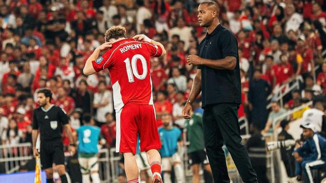 Pelatih Timnas Indonesia, Patrick Kluivert memasukkan Ole Romeny di babak kedua dalam laga melawan Arab Suadi di King Abdullah Sport City Stadium, (8/10/2025). (Instagram Ole Romeny)
