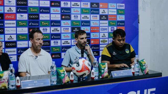 Pelatih PSIM, Jean-Paul van Gastel (dua dari kiri). (dok. PSIM Yogyakarta)