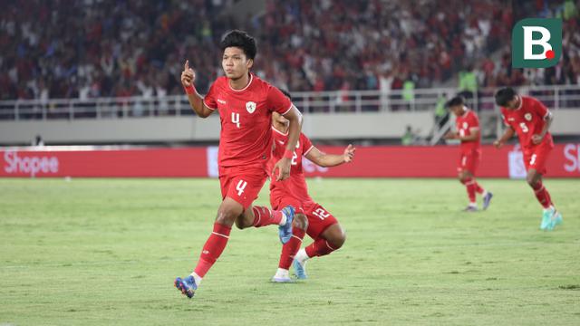 Pemain Timnas Indonesia, Kadek Arel melakukan selebrasi setelah mencetak gol penyeimbang 1-1 ke gawang Laos pada laga lanjutan Grup B Piala AFF 2024 di Stadion Manahan, Solo, Jawa Tengah, Kamis (12/12/2024). (Bola.com/Abdul Aziz)
