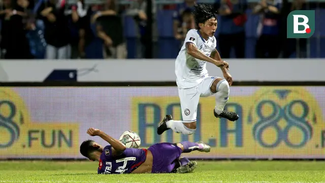 Pemain Arema FC, Johan Ahmat Farizi (putih). (Bola.com/Arief Bagus)