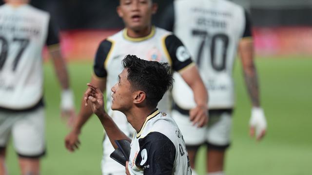 Selebrasi pemain Persija Jakarta, Dony Tri Pamungkas usai membobol gawang Persebaya Surabaya dalam laga pekan kesembilan BRI Super League 2025/2026 di Stadion Gelora Bung Tomo, Surabaya, Sabtu (18/10/2025). (Dok. Persija)