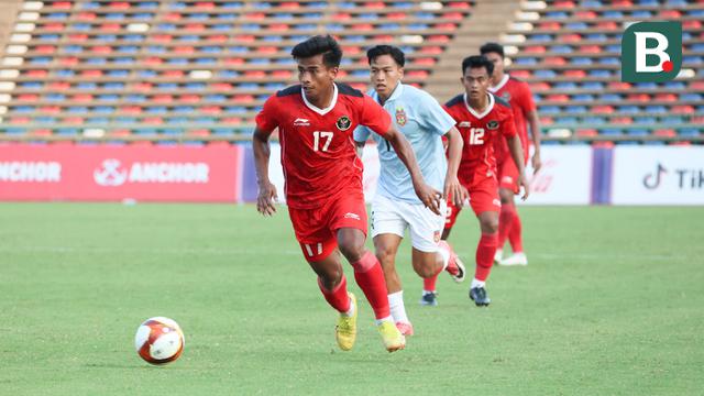 Striker Timnas Indonesia U-22, Irfan Jauhari menguasai bola saat menghadapi Myanmar pada laga kedua Grup A SEA Games 2023 di Olympic Stadium, Phnom Penh, Kamboja, Kamis (4/5/2023). (Bola.com/Abdul Aziz)