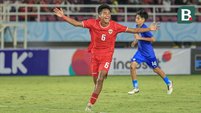 Selebrasi gelandang Timnas Indonesia U-16, Evandra Florasta setelah mencetak gol kedua timnya ke gawang Singapura melalui eksekusi penalti pada laga matchday pertama Grup A Piala AFF U-16 2024 di Stadion Manahan, Solo, Jumat (21/6/2024). (Bola.com/Radifa Arsa)
