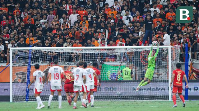 Kiper Bali United, Mike Hauptmeijer, menangkap bola saat melawan Persija Jakarta dalam lanjutan BRI Super League 2025/2026 di Jakarta International Stadium (JIS), Minggu (14/9/2025) malam WIB. (Bola.com/M Iqbal Ichsan)