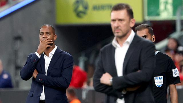 Pelatih Timnas Indonesia, Patrick Kluivert (kiri), menjalani debutnya saat berhadapan dengan Australia pada lanjutan Kualifikasi Piala Dunia 2026 di Sydney Football Stadium, Kamis (20/3/2025) sore WIB. (DAVID GRAY / AFP)