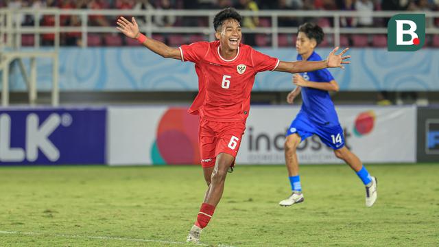 Evandra Florasta mencetak gol kedua Timnas Indonesia U-16 ke gawang Singapura pada laga Grup A Piala AFF U-16 2024 di Stadion Manahan, Jumat (21/6/2024) malam WIB. (Bola.com/Radifa Arsa)