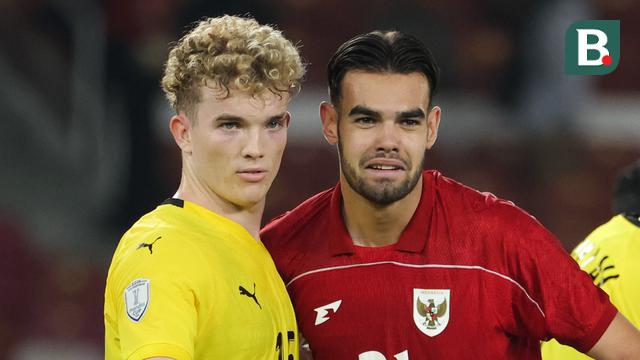 Pemain Timnas Indonesia U-23, Jens Raven (kanan) dibayangi pemain Malaysia, Fergus Tierney dalam laga Grup A Piala AFF U-23 2025 di Stadion Utama Gelora Bung Karno (SUGBK), Senayan, Jakarta, Senin (21/07/2025). (Bola.com/Abdul Aziz)