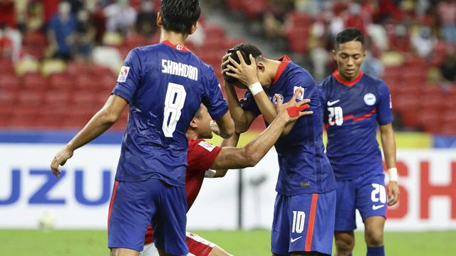 Tendangan penalti yang gagal dieksekusi oleh Faris Ramli membuat Asnawi Mangkualam meluapkan kegembiraannya. Ia menghampiri Faris Ramli yang masih meratapi kegagalannya sambil memprovokasi dengan seolah mengucapkan kata terima kasih. (AP/Suhaimi Abdullah)