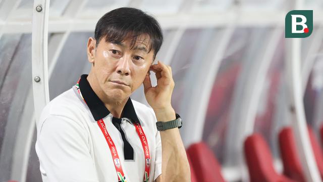 Pelatih Timnas Indonesia, Shin Tae-yong saat laga lanjutan Grup B Piala AFF 2024 melawan Laos di Stadion Manahan, Solo, Jawa Tengah, Kamis (12/12/2024). (Bola.com/Abdul Aziz)