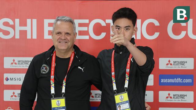 Pemain Filipina, Sandro Reyes (kanan). (Bola.com/Abdul Aziz)