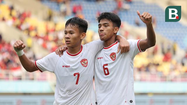 Selebrasi striker Timnas Indonesia U-16, Zahaby Gholy (kiri) bersama Evandra Florasta setelah mencetak gol pertama ke gawang Timnas Vietnam U-16 pada laga perebutan tempat ketiga Piala AFF U-16 2024 di Stadion Manahan, Solo, Rabu (3/7/2024). (Bola.com/Abdul Aziz)