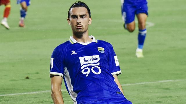 Striker asal Prancis, Andrew Jung melakukan knee slide usai mencetak gol lewat titik penalti ke gawang Selangor FC dalam laga ketiga Grup G AFC Champions League 2025/2026, Kamis (23/10/2025) malam. (Dok. Persib)