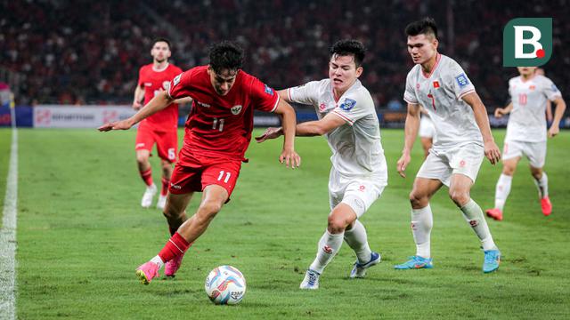 Striker Timnas Indonesia, Rafael Struick (kiri) berusaha melewati adangan bek Vietnam, Phan Tuan Tai pada laga Grup F kualifikasi Piala Dunia 2026 Zona Asia di Stadion Utama Gelora Bung Karno (SUGBK), Senayan, Jakarta, Kamis (21/3/2024). (Bola.com/Bagaskara Lazuardi)