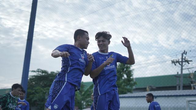 Alfeandra Dewangga (kanan) menjalani sesi latihan di Thailand. (Bola.com/Dok. Persib)