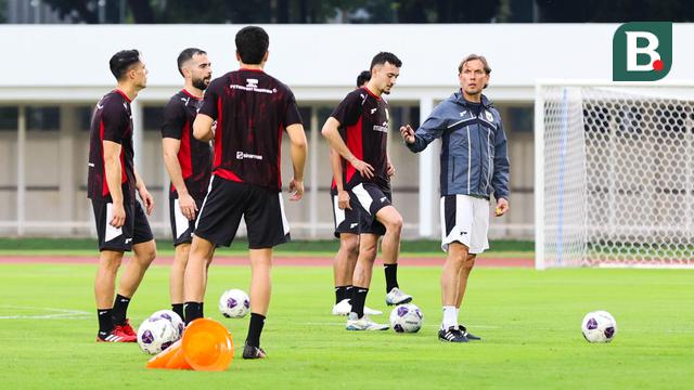 Alex Pastoor (paling kanan) tengah memeberikan instruksi saat sesi latihan Timnas Indonesia di Stadion Madya, Gelora Bung Karno, Jakarta, Sabtu (22/3/2025).