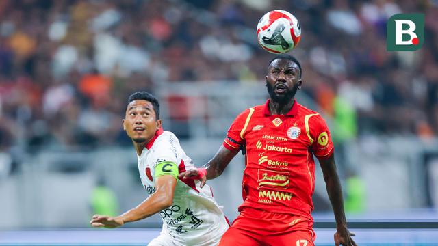 Pemain Persija Jakarta, Allano Lima, berebut bola dengan pemain Bali United, Ricky Fajrin, dalam lanjutan BRI Super League 2025/2026 di Jakarta International Stadium (JIS), Minggu (14/9/2025) malam WIB. (Bola.com/M Iqbal Ichsan)