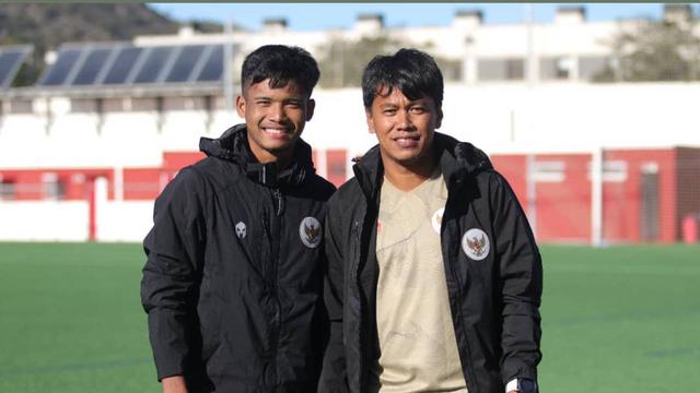 Bayu Mohamad Fiqri (kiri) saat berfoto bersama pelatih fisik terbaru PSIS Semarang, Alex Aldha Yudi, ketika sama-sama mengikuti pemusatan latihan Timnas Indonesia U-19. (DOK PSIS)