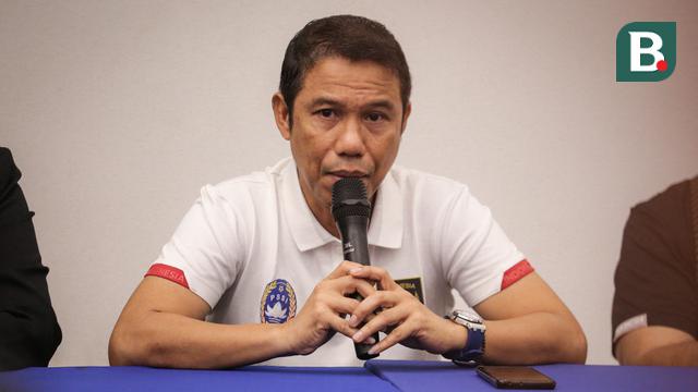 Sekjen PSSI, Yunus Nusi memberikan keterangan saat konferensi pers mengenai kericuhan yang terjadi di Stadion Kanjuruhan, pada Minggu (02/10/2022) di Stadion Madya, Senayan, Jakarta. (Bola.com/Bagaskara Lazuardi)