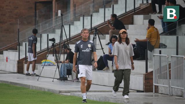 Asisten Pelatih Timnas Indonesia Alex Pastoor saat berjalan bersama Project Manager Training Center Pantai Purnama Sugihya Artha Dwipayani sebelum sesi latihan dimulai pada Senin (26/5/2025) (Bola.com/Alit Binawan)