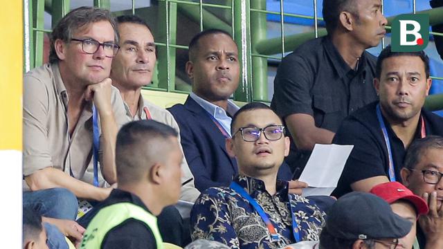 4 anggota kepelatihan Timnas Indonesia, Alex Pastoor, Gerald Vanenburg, Patrick Kluivert, dan Denny Landzaat, terlihat di tribune penonton Stadion Patriot Candrabhaga Bekasi, Minggu (2/2/2025) malam WIB. Keempat staf kepelatihan Tim Garuda itu memantau pemain dalam laga Persija Jakarta kontra PSBS Biak. (Bola.com/Bagaskara Lazuardi)
