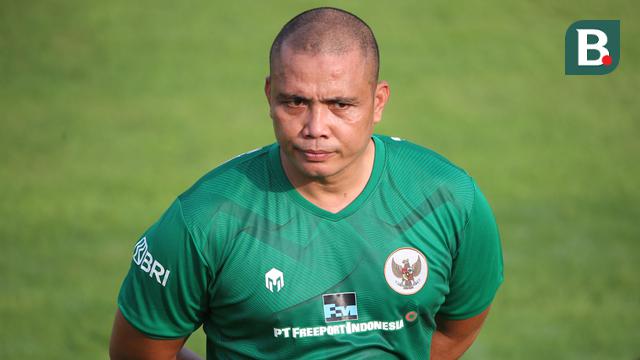 Asisten pelatih Timnas Indonesia U-17, Sahari Gultom, saat sesi latihan di Lapangan ABC, Senayan, Jakarta, Sabtu (15/7/2023). (Bola.com/Ikhwan Yanuar)