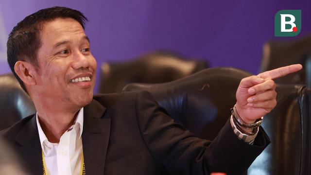 Sekjen PSSI 2021-2023 Yunus Nusi, memberi keterangan pers usai Kongres Luar Biasa (KLB) PSSI di Hotel Shangri-La, Jakarta Pusat, Kamis (16/2/2023). Yunus Nusi mundur sebagai Sekjen periode 2023-2027. (Bola.com/M Iqbal Ichsan)