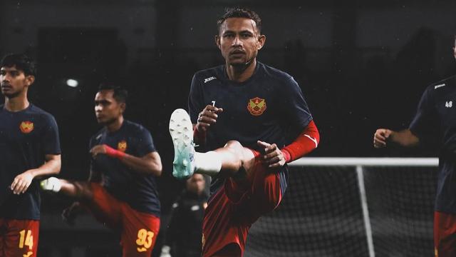 Faisal Halim menjalani pemanasan di Stadion Gelora Bandung Lautan Api, Kamis (23/10/2025) jelang laga melawan Persib Bandung di AFC Champions League 2 2025/2026. (Dok. Selangor FC)