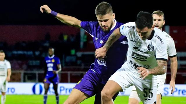 Gelandang Persik Kediri, Majed Osman berduel ketat dengan bek kiri Persija Jakarta, Pablo Andrade dalam laga lanjutan BRI Liga 1 2024/2025 di Stadion Soepriadi, Blitar, Sabtu (19/4/2025) malam. (Dok. Persik)