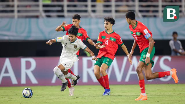 Pemain Timnas Indonesia U-17, Arkhan Kaka (kiri) berusaha mengontrol bola dibayangi tiga pemain Timnas Maroko U-17 dalam laga pamungkas Grup A Piala Dunia U-17 2023 yang berlangsung di Stadion Gelora Bung Tomo, Surabaya, Kamis (16/11/2023). (Bola.com/Bagaskara Lazuardi)