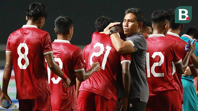 Pelatih Timnas Indonesia U-17, Bima Sakti memeluk kapten tim, Muhammad Iqbal Gwijangge (21) usai melawan Timnas Uni Emirat Arab U-17 di laga Grup B Kualifikasi Piala Asia U-17 2023 yang berlangsung di Stadion Pakansari, Bogor, Rabu (5/10/2022) (Bola.com/M Iqbal Ichsan)