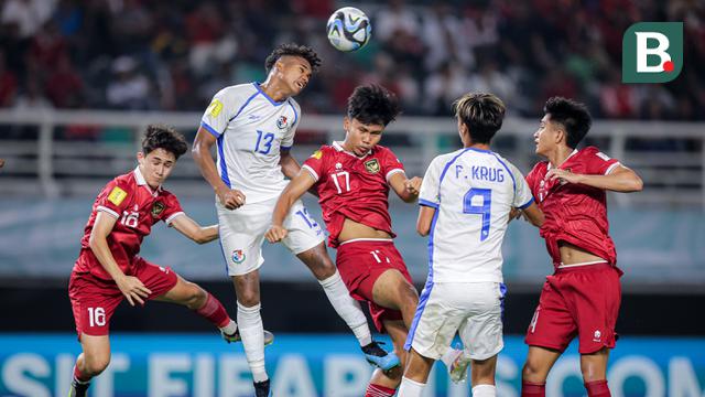 Pemain Timnas Indonesia U-17, Nabil Asyura (tengah) berebut bola di udara dengan pemain Timnas Panama U-17, Erick Diaz pada laga kedua Grup A Piala Dunia U-17 2023 di Stadion Gelora Bung Tomo (GBT), Surabaya, Senin (13/11/2023). (Bola.com/Bagaskara Lazuardi)