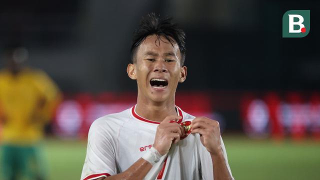 Selebrasi striker Timnas Indonesia U-16, Muhammad Zahaby Gholy, setelah mencetak gol kedua ke gawang Timnas Australia U-16 pada laga semifinal Piala AFF U-16 2024 di Stadion Manahan, Solo, Senin (1/7/2024). (Bola.com/Abdul Aziz)