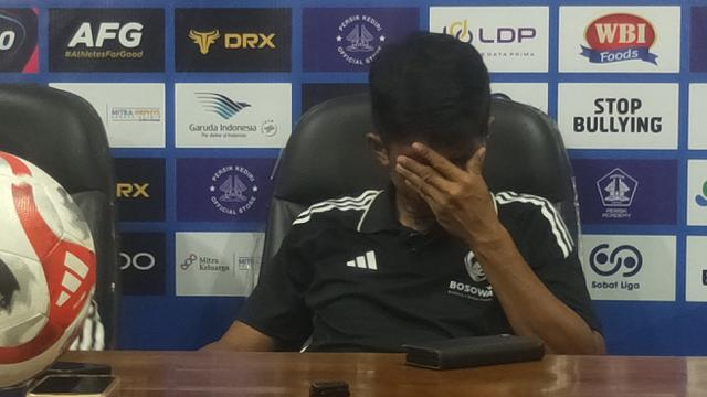 Momen pelatih sementara PSM Makassar, Ahmad Amiruddin menyesali kelebihan jumlah pemain timnya tak mampu mengalahkan Persik. (Gatot Sumitro/Bola.com)