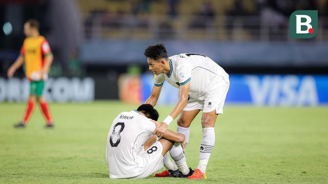 Pemain Timnas Indonesia U-17, Aulia Rahman (kanan) memberikan semangat kepada rekan satu timnya, Arkhan Kaka setelah dikalahkan Timnas Maroko U-17 dalam laga pamungkas Grup A Piala Dunia U-17 2023 yang berlangsung di Stadion Gelora Bung Tomo, Surabaya, Kamis (16/11/2023). (Bola.com/Bagaskara Lazuardi)
